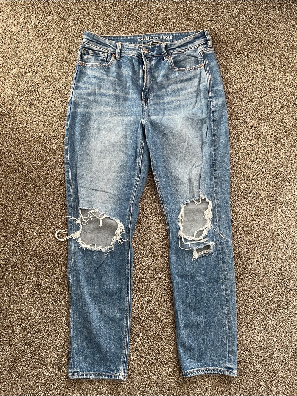 American Eagle distressed Light Wash Boyfriend jeans Strigid size 10 Long tall